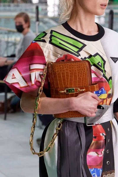 Look 80
